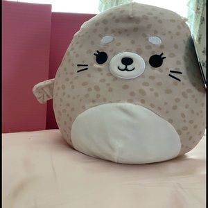 Lilou 8” squishmallow